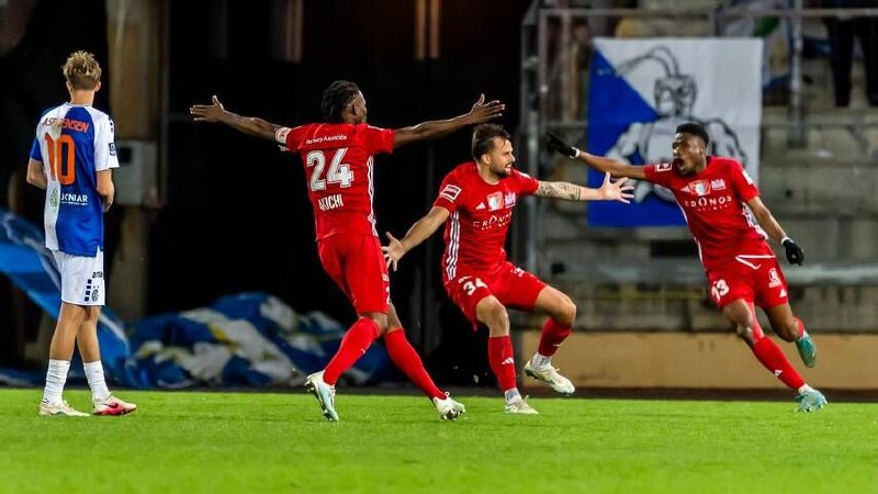 Jugadores de Stade Lausanne-Ouchy celebran un gol en la semifinal de la Copa de Suiza contra Grasshoppers