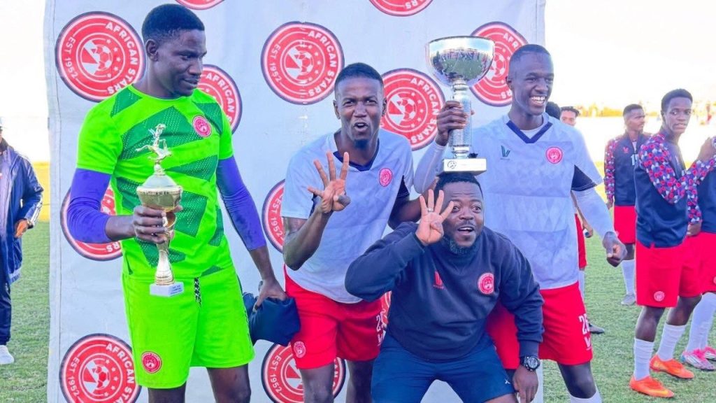 Jugadores de African Stars celebran con trofeos y muestran el número 4 con los dedos tras ganar su cuarto título consecutivo de la Namibia Premier League 2025-2026
