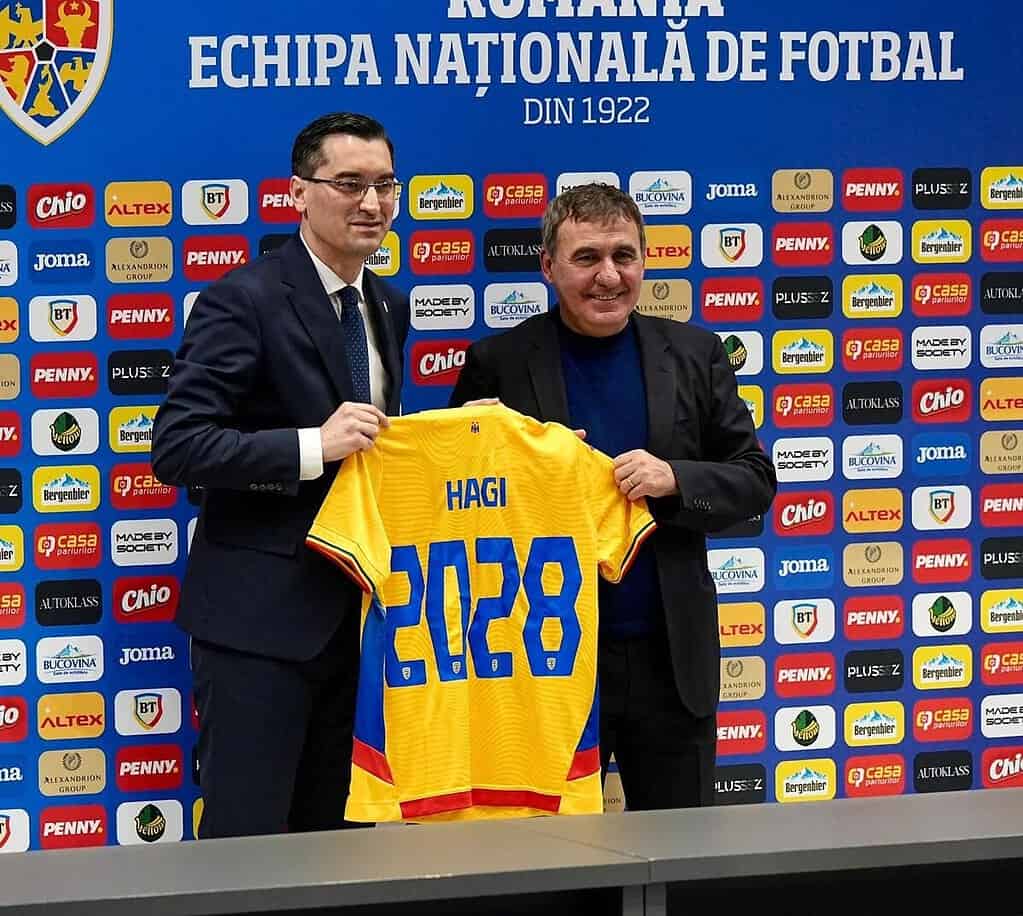 Răzvan Burleanu y Gheorghe Hagi posan con la camiseta de la selección de Rumania en la presentación oficial como seleccionador
