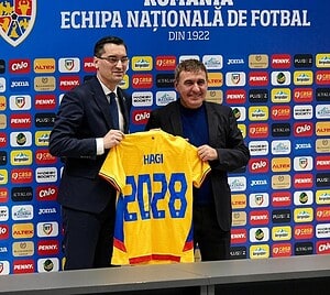 Răzvan Burleanu y Gheorghe Hagi posan con la camiseta de la selección de Rumania en la presentación oficial como seleccionador
