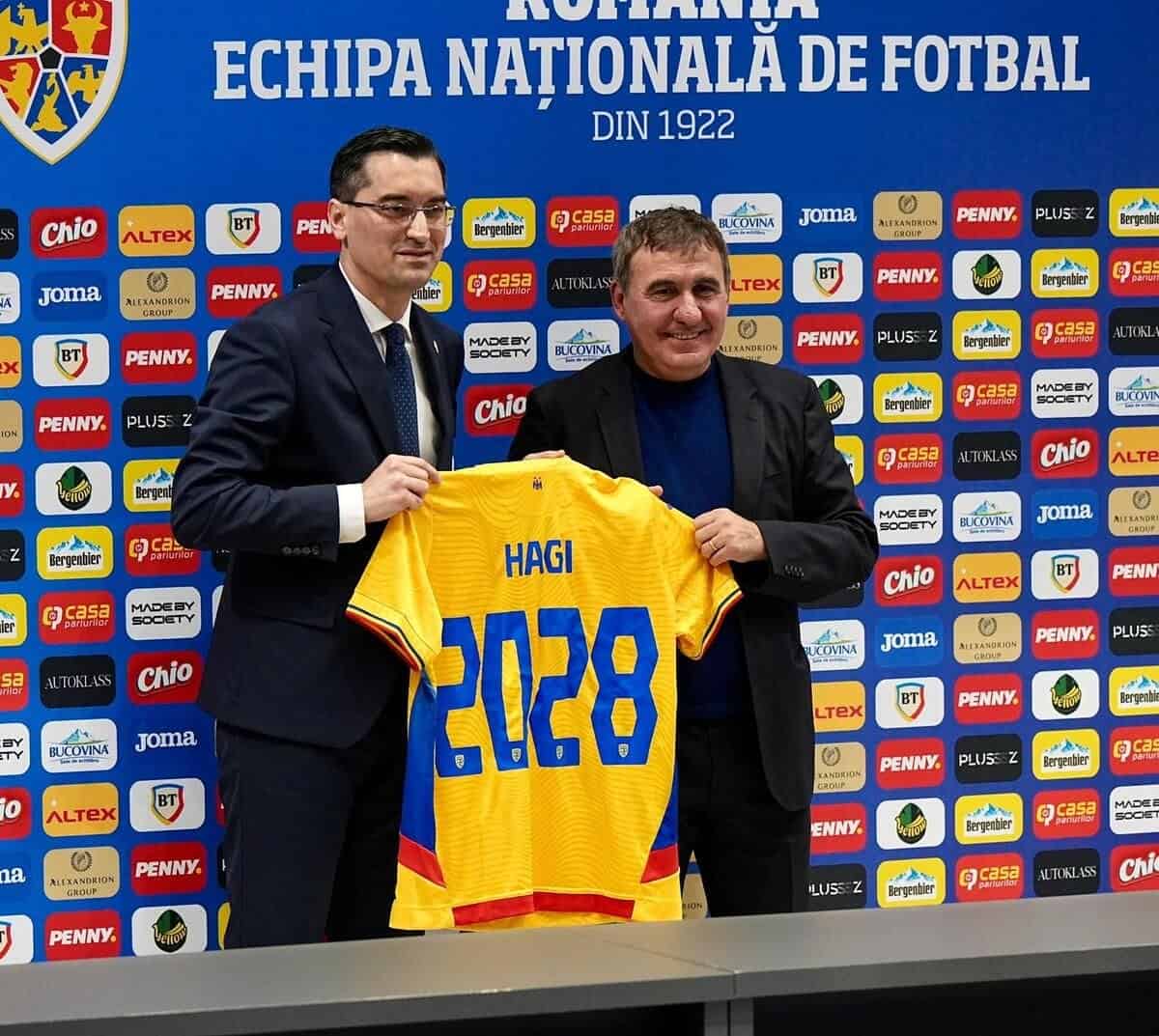 Răzvan Burleanu y Gheorghe Hagi posan con la camiseta de la selección de Rumania en la presentación oficial como seleccionador