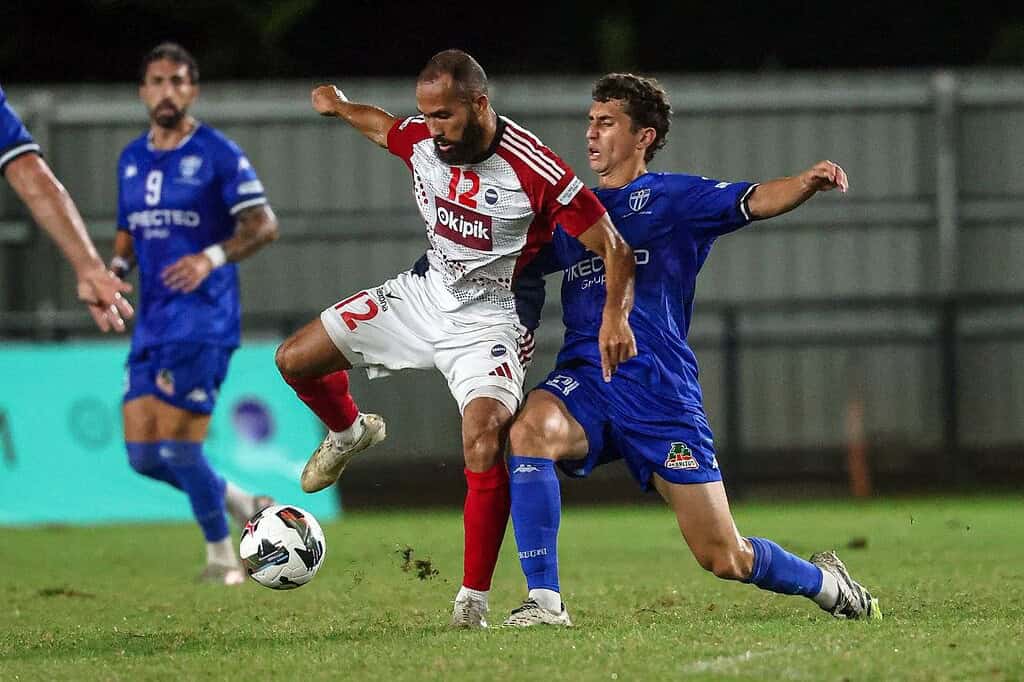 Disputa de pelota en un partido de la OFC Pro League 2026 en Fiji