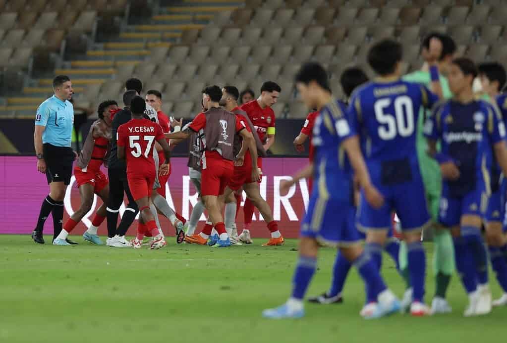 Jugadores de Shabab Al-Ahli rodean al árbitro Shaun Evans tras la anulación del gol en la semifinal de la AFC Champions League Elite contra Machida Zelvia