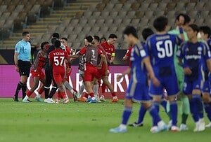 Jugadores de Shabab Al-Ahli rodean al árbitro Shaun Evans tras la anulación del gol en la semifinal de la AFC Champions League Elite contra Machida Zelvia