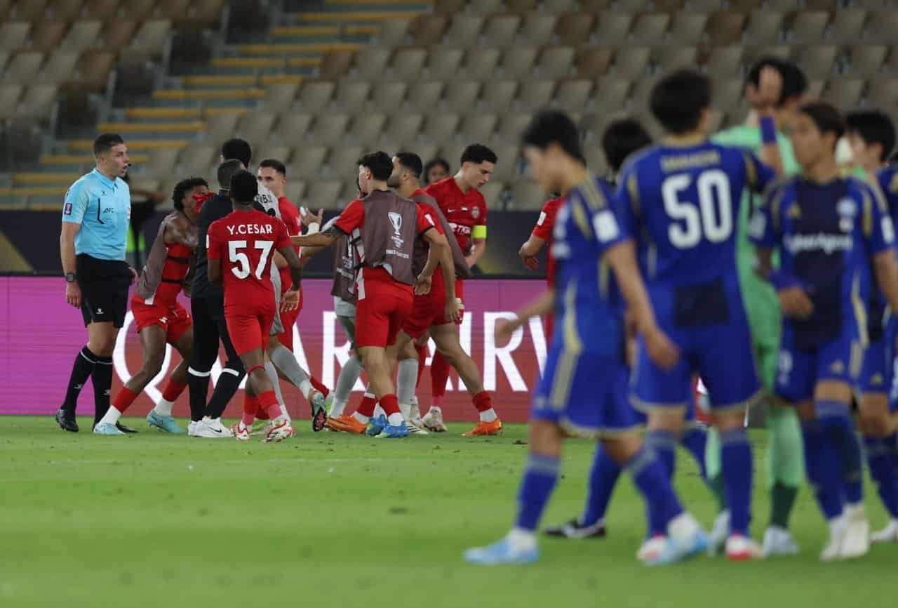 Jugadores de Shabab Al-Ahli rodean al árbitro Shaun Evans tras la anulación del gol en la semifinal de la AFC Champions League Elite contra Machida Zelvia