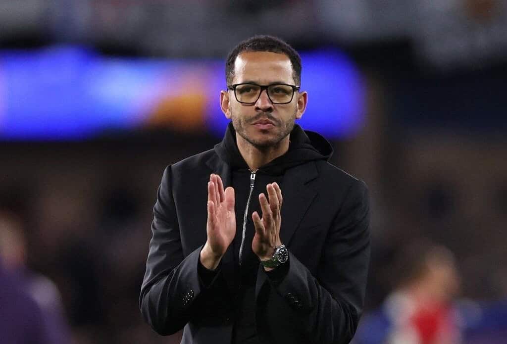 Liam Rosenior aplaude en el banco de suplentes como entrenador del Chelsea