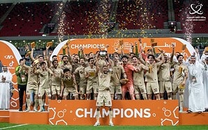 Plantel de Al-Rayyan celebra con el trofeo de la Gulf Club Champions League 2025-26 en el Ahmad Bin Ali Stadium