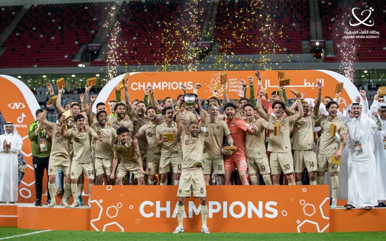 Plantel de Al-Rayyan celebra con el trofeo de la Gulf Club Champions League 2025-26 en el Ahmad Bin Ali Stadium