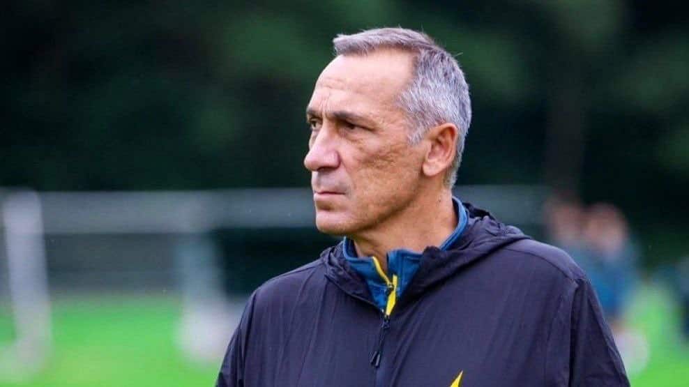 Georgios Donis, nuevo director técnico de la selección de Arabia Saudita, observa un entrenamiento