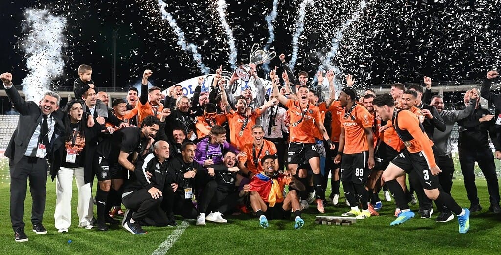 Jugadores de OFI Creta celebran el título de la Copa de Grecia 2025-26