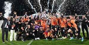 Jugadores de OFI Creta celebran el título de la Copa de Grecia 2025-26