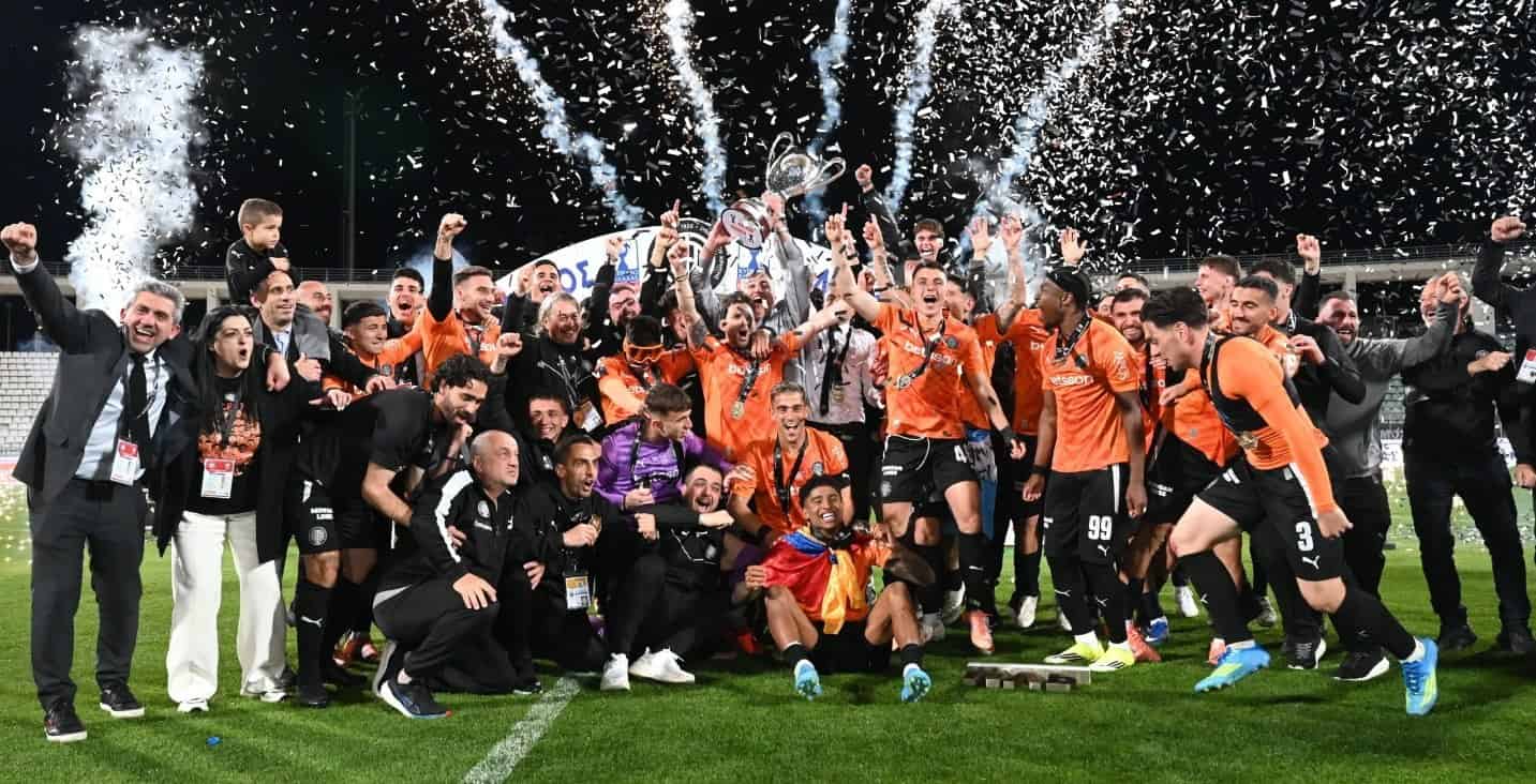 Jugadores de OFI Creta celebran el título de la Copa de Grecia 2025-26