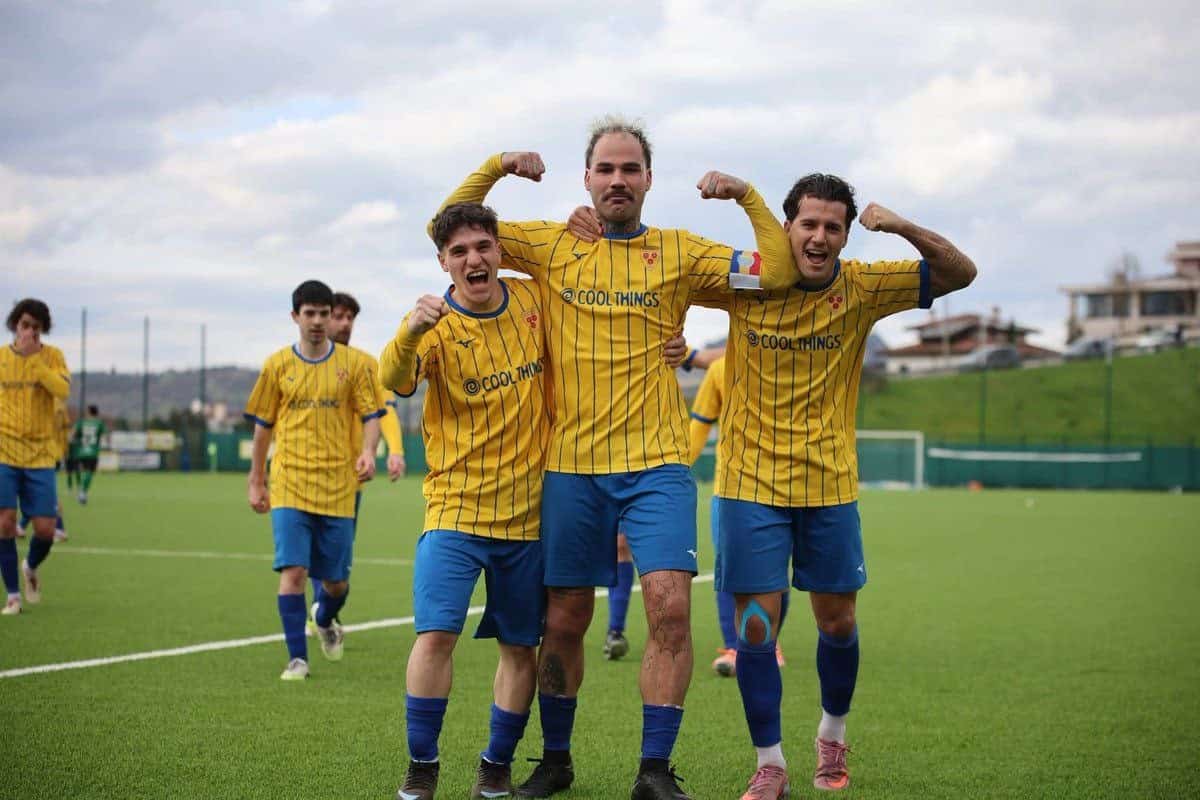 Jugadores de Tre Fiori celebran flexionando los brazos con la camiseta amarilla y azul tras consagrarse campeones del Campionato Sammarinese 2025-26