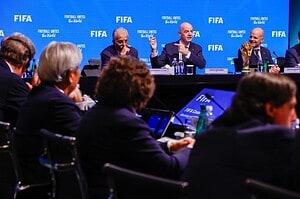 Gianni Infantino habla durante el Congreso FIFA 2026 con el trofeo de la Copa del Mundo sobre la mesa
