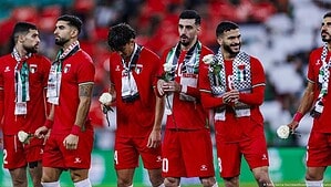 Jugadores de la selección de Palestina con rosas blancas y keffiyehs antes de un partido