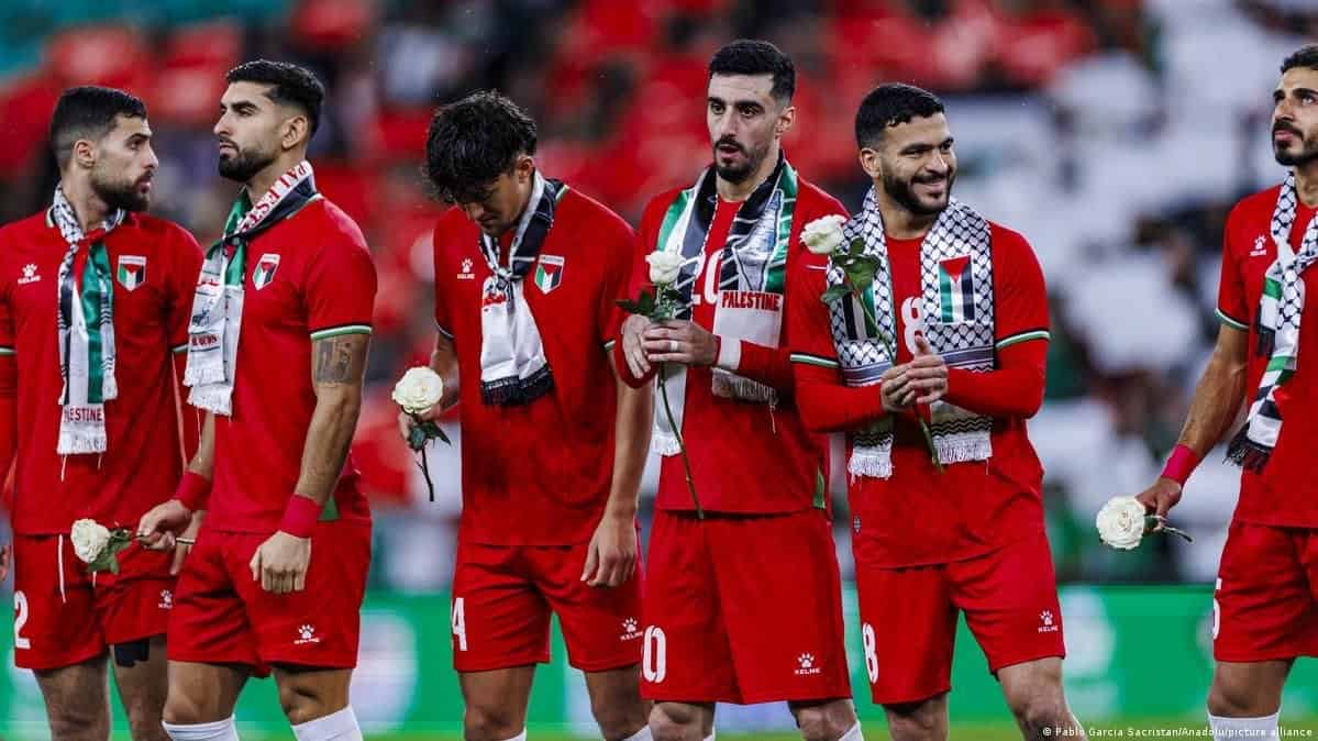 Jugadores de la selección de Palestina con rosas blancas y keffiyehs antes de un partido