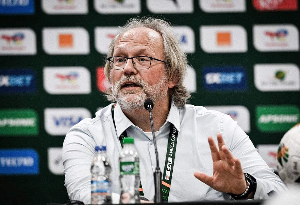 Tom Saintfiet en conferencia de prensa durante la Copa Africana de Naciones 2025 en Marruecos