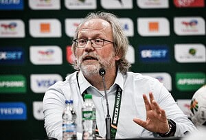 Tom Saintfiet en conferencia de prensa durante la Copa Africana de Naciones 2025 en Marruecos