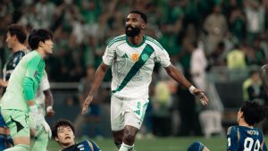 Firas Al-Buraikan celebra el gol que le dio al Al-Ahli la Champions Asiática.