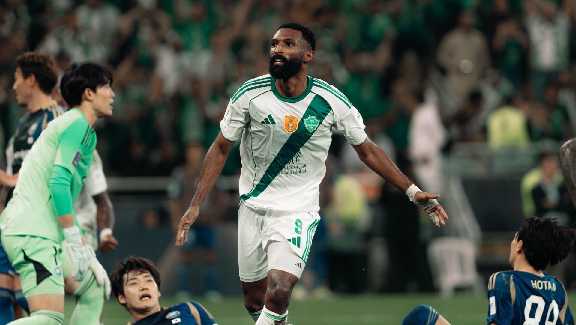 Firas Al-Buraikan celebra el gol que le dio al Al-Ahli la Champions Asiática.