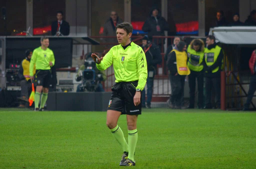 Gianluca Rocchi durante un partido de Serie A como árbitro en el estadio Giuseppe Meazza de Milán