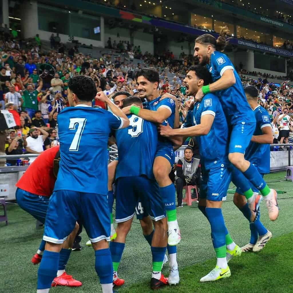 Jugadores de Irak celebrando la clasificación al Mundial 2026 tras vencer a Bolivia 2-1 en el Estadio BBVA de Monterrey