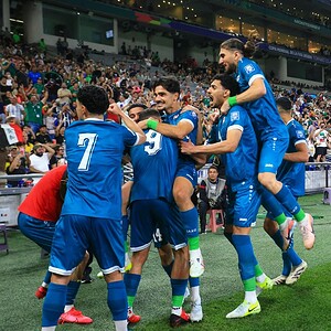 Jugadores de Irak celebrando la clasificación al Mundial 2026 tras vencer a Bolivia 2-1 en el Estadio BBVA de Monterrey