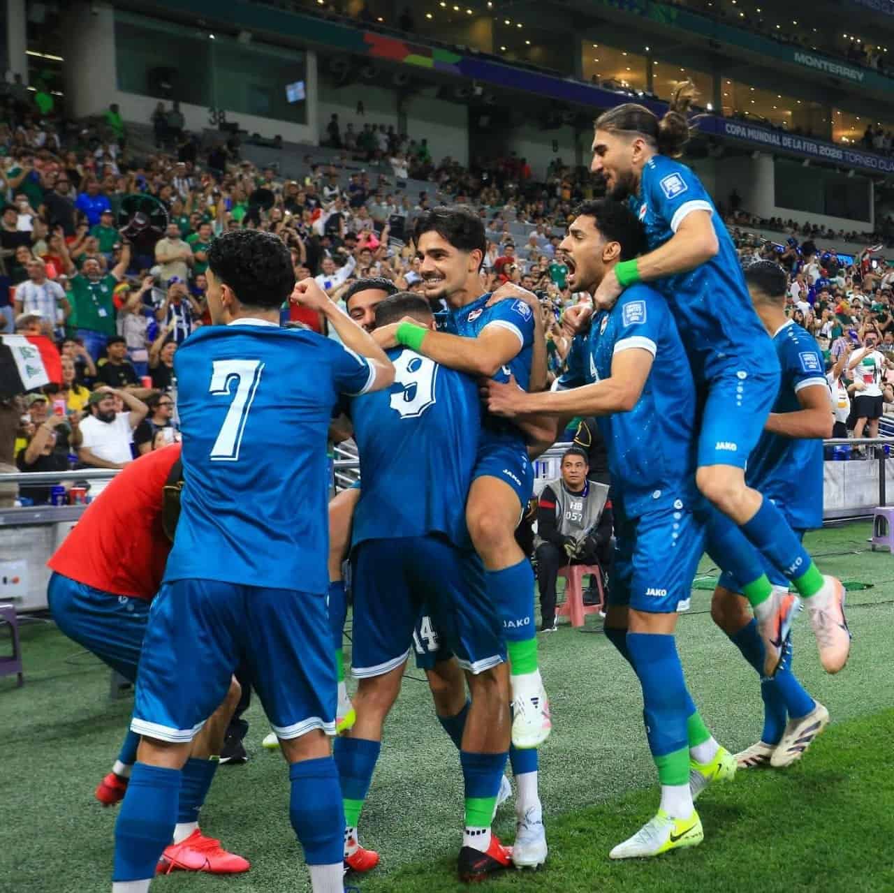 Jugadores de Irak celebrando la clasificación al Mundial 2026 tras vencer a Bolivia 2-1 en el Estadio BBVA de Monterrey