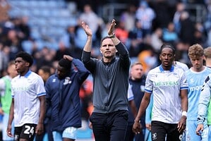 Frank Lampard, técnico del Coventry City, aplaude a los hinchas tras asegurar el ascenso a la Premier League