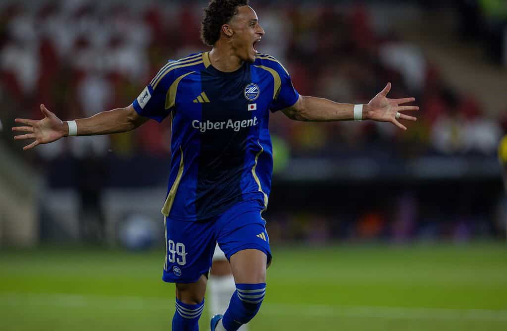 Tete Yengi de Machida Zelvia celebra su gol contra Al-Ittihad en los cuartos de final de la AFC Champions League Elite en Jeddah