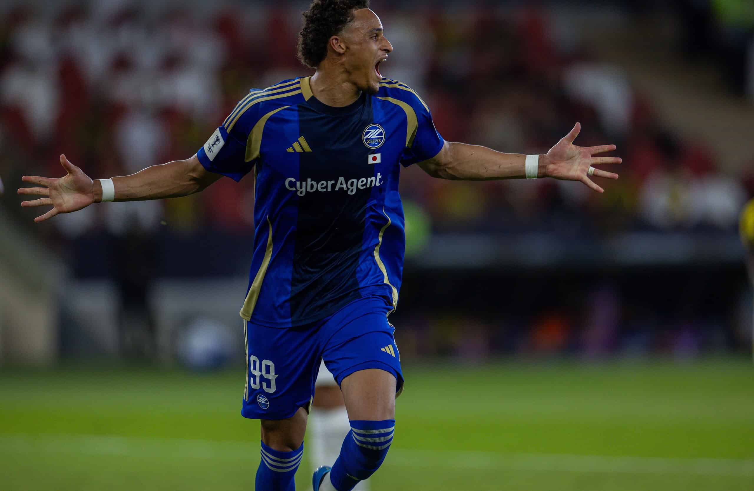 Tete Yengi de Machida Zelvia celebra su gol contra Al-Ittihad en los cuartos de final de la AFC Champions League Elite en Jeddah