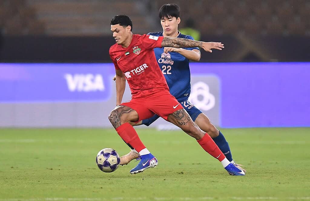 Jugadores de Shabab Al Ahli y Buriram United en acción durante el cuarto de final de la AFC Champions League Elite en Jeddah