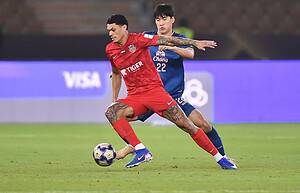 Jugadores de Shabab Al Ahli y Buriram United en acción durante el cuarto de final de la AFC Champions League Elite en Jeddah
