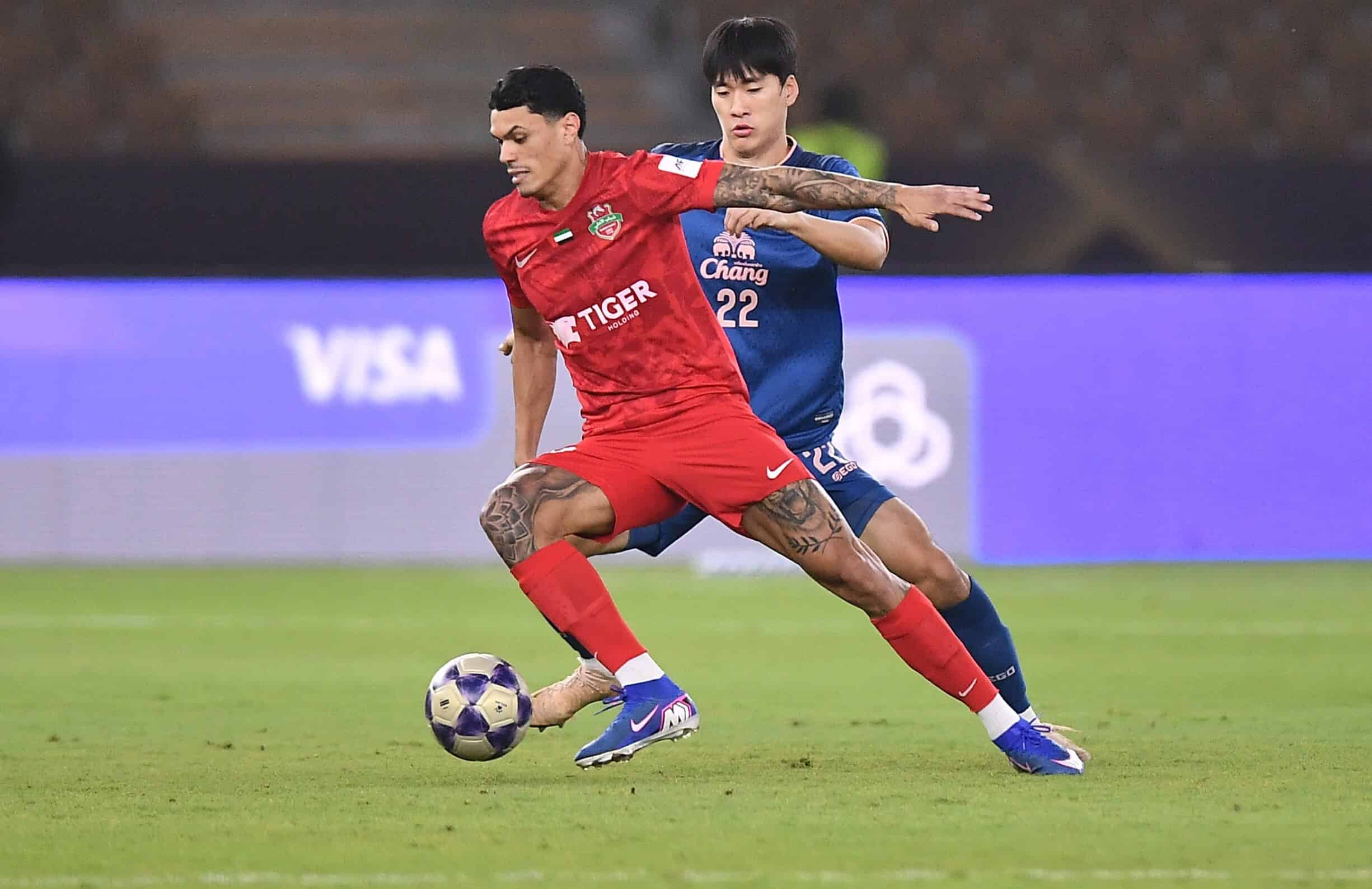 Jugadores de Shabab Al Ahli y Buriram United en acción durante el cuarto de final de la AFC Champions League Elite en Jeddah