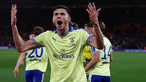 Jugador de Southampton celebra con los brazos en alto tras anotar en la FA Cup