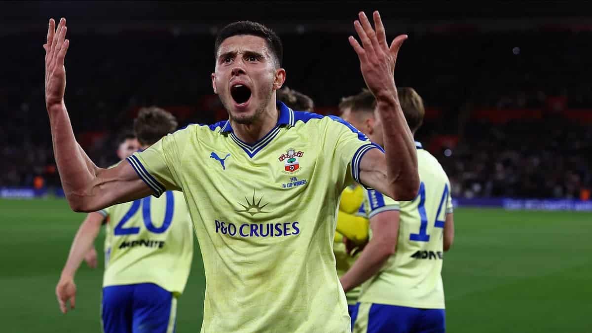 Jugador de Southampton celebra con los brazos en alto tras anotar en la FA Cup
