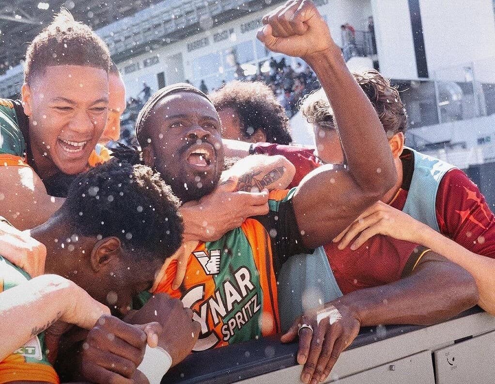 Jugadores del Venezia celebran el ascenso a la Serie A tras el empate con Spezia