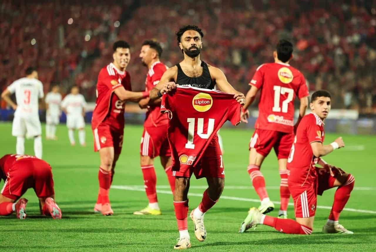 Jugador de Al-Ahly muestra la camiseta número 10 celebrando un gol en el Derby de El Cairo contra Zamalek