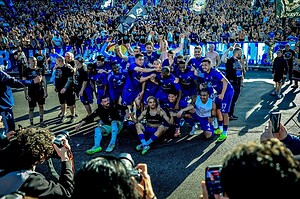 Hinchas de Levski Sofía celebran el título de la liga búlgara 2025-26
