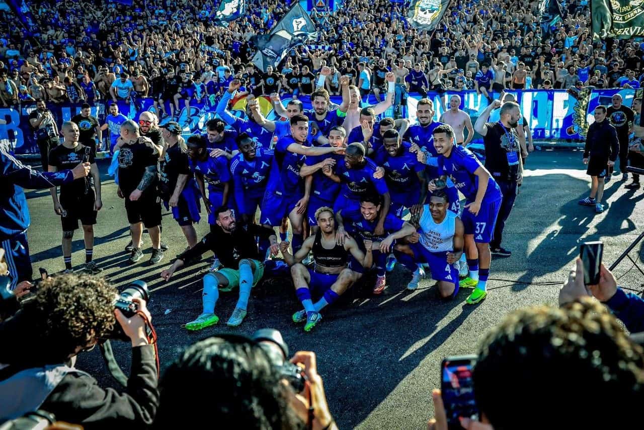Hinchas de Levski Sofía celebran el título de la liga búlgara 2025-26