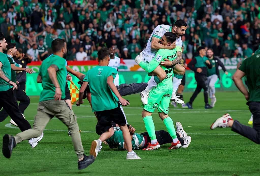 Jugadores del Omonoia Nicosia celebran el título de la liga de Chipre 2025-26