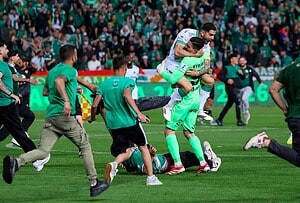 Jugadores del Omonoia Nicosia celebran el título de la liga de Chipre 2025-26