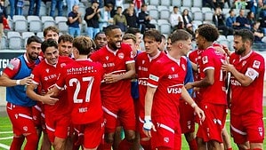 Jugadores del FC Thun celebran juntos en la cancha con la camiseta roja durante la temporada 2025-26 de la Super League suiza