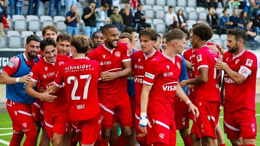 Jugadores del FC Thun celebran juntos en la cancha con la camiseta roja durante la temporada 2025-26 de la Super League suiza