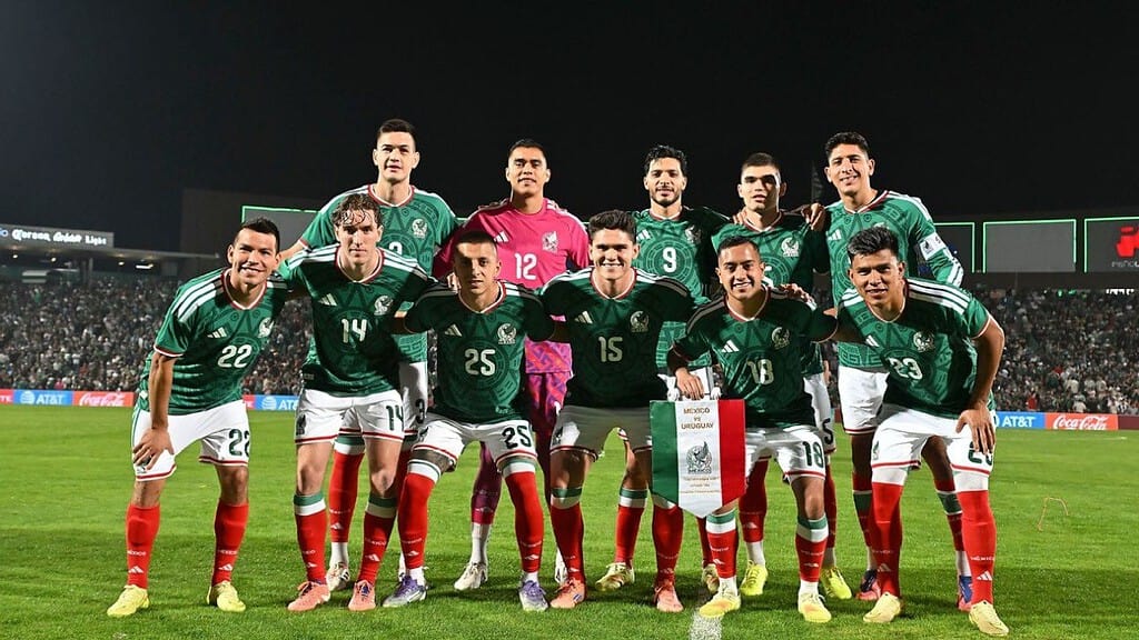 Formación titular de la Selección Mexicana posando antes de un partido amistoso contra Uruguay