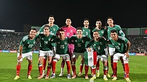 Formación titular de la Selección Mexicana posando antes de un partido amistoso contra Uruguay