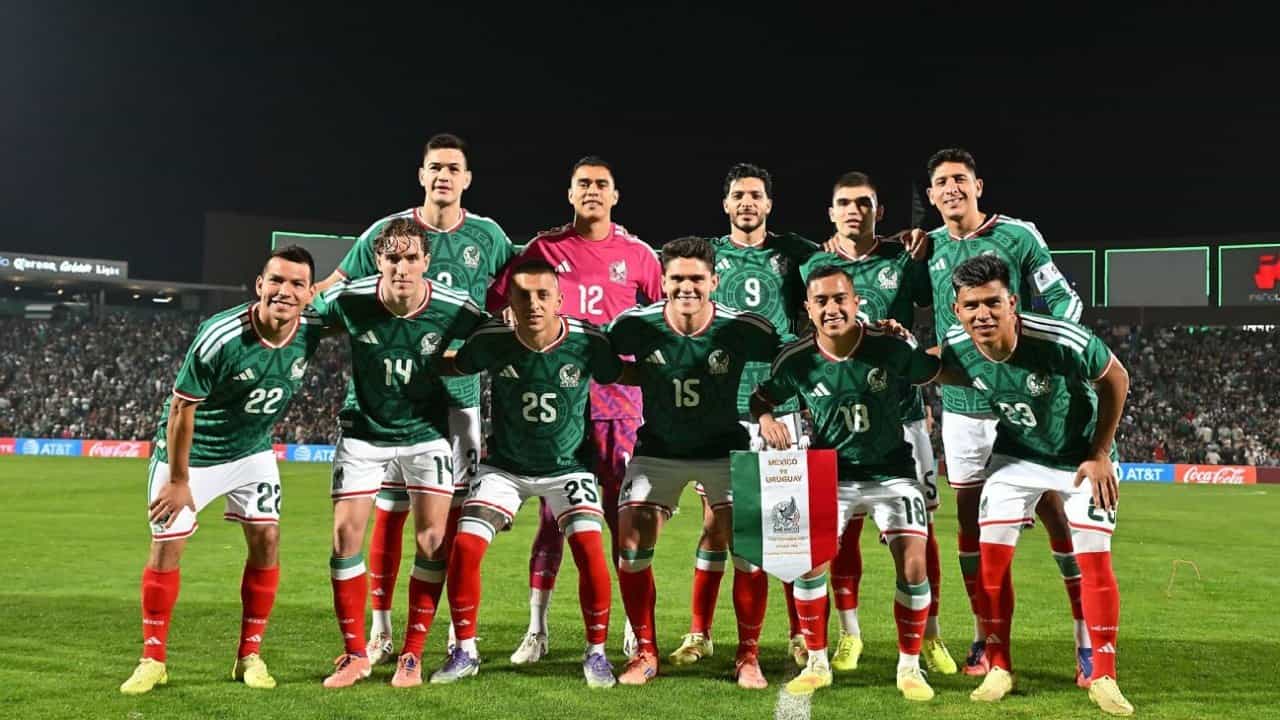 Formación titular de la Selección Mexicana posando antes de un partido amistoso contra Uruguay