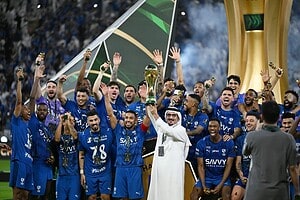Jugadores de Al-Hilal levantan el trofeo de la Copa del Rey Saudí 2026 en el King Abdullah Sports City de Jeddah