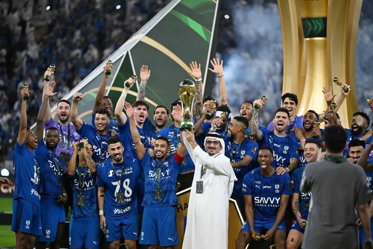 Jugadores de Al-Hilal levantan el trofeo de la Copa del Rey Saudí 2026 en el King Abdullah Sports City de Jeddah