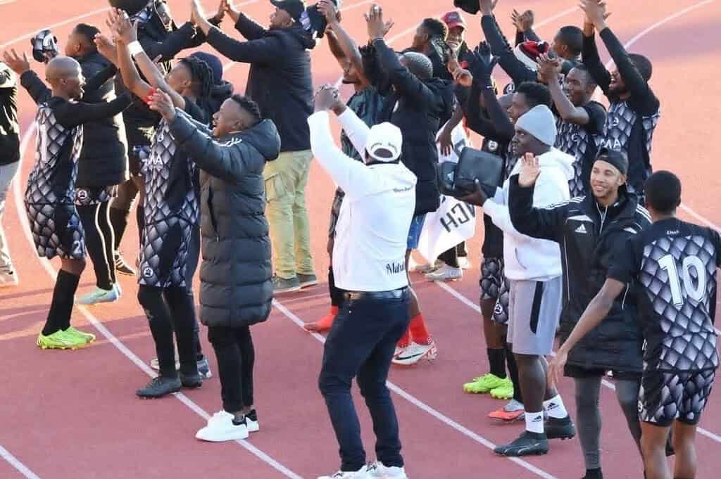 Jugadores y cuerpo técnico de Lijabatho FC celebran el título de la Vodacom Premier League 2025/26 de Lesoto